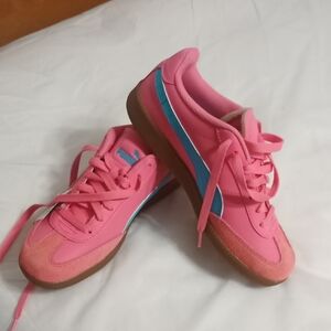 Puma Women's Vibrant Pink and Blue Sneakers